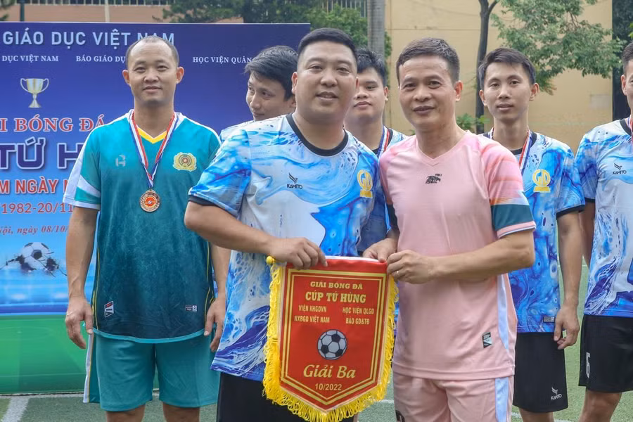Ông Dương Quang Ngọc - Chủ tịch Công đoàn Viện Khoa học Giáo dục Việt Nam, Trưởng ban tổ chức giải trao giải Ba cho các đội bóng.