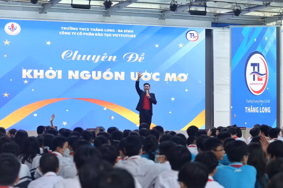 Giảng viên đến từ Trung tâm đào tạo Vietfuture chia sẻ với học sinh trường THCS Thăng Long về chuyên đề "khởi nguồn ước mơ".