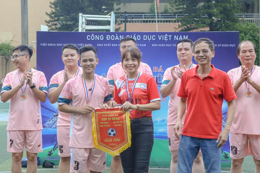 Ban tổ chức trao giải Nhì cho đội bóng Viện Khoa học Giáo dục Việt Nam.