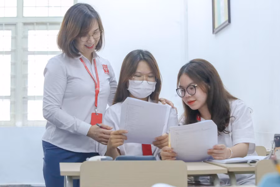 Cô Đào Thị Thu Trang - Phó hiệu trưởng Trường THPT Hoàng Long chia sẻ kiến thức hướng nghiệp cho học sinh.