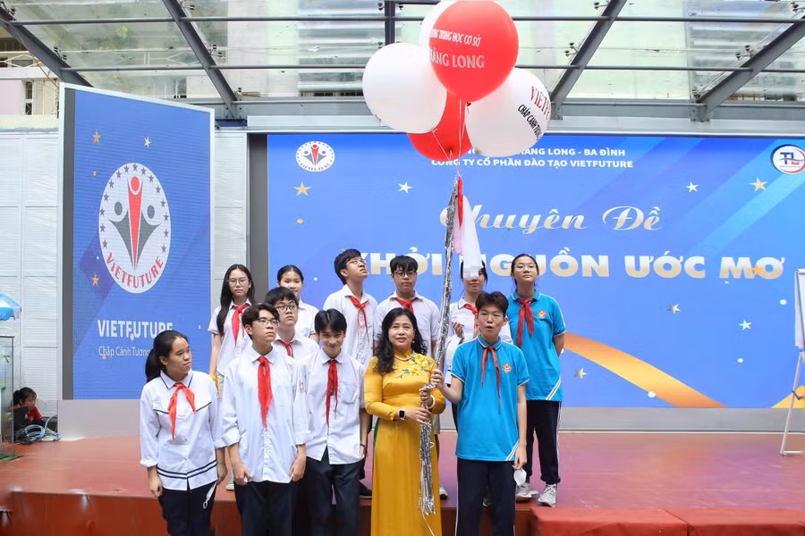 Cô Nguyễn Thanh Hà – Hiệu trưởng trường THCS Thăng Long nói chuyện với học sinh Nhà trường về khởi nguồn ước mơ.