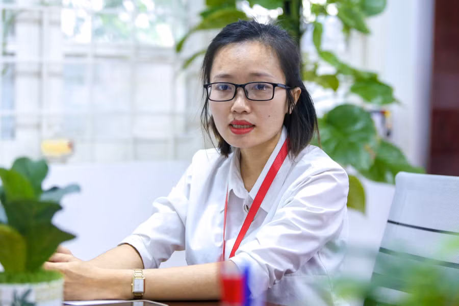 Cô Hoàng Thị Hồng, giáo viên Ngữ văn đồng thời cũng tham gia công tác tư vấn hướng nghiệp của trường THPT Hoàng Long trong dịp tư vấn hướng nghiệp cho học sinh.