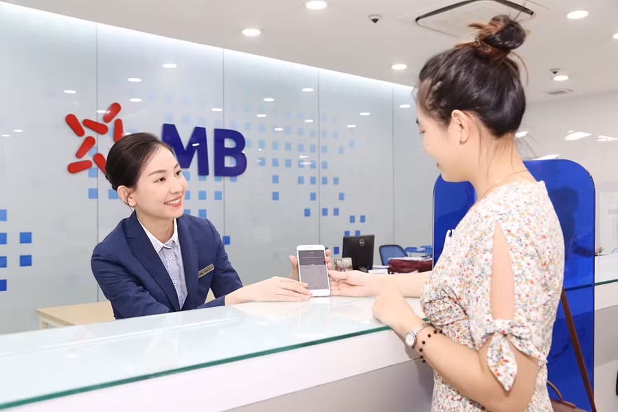 MB duy trì tốc độ tăng trưởng tích cực, khẳng định vị thế dẫn đầu trong cuộc đua chuyển đổi số ngành ngân hàng. MB duy trì tốc độ tăng trưởng tích cực, khẳng định vị thế dẫn đầu trong cuộc đua chuyển đổi số ngành ngân hàng.