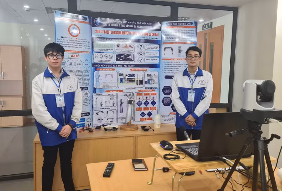Nhóm tác giả dự án “Cánh tay robot cho người khuyết tật điều khiển bằng cử chỉ của đầu”.