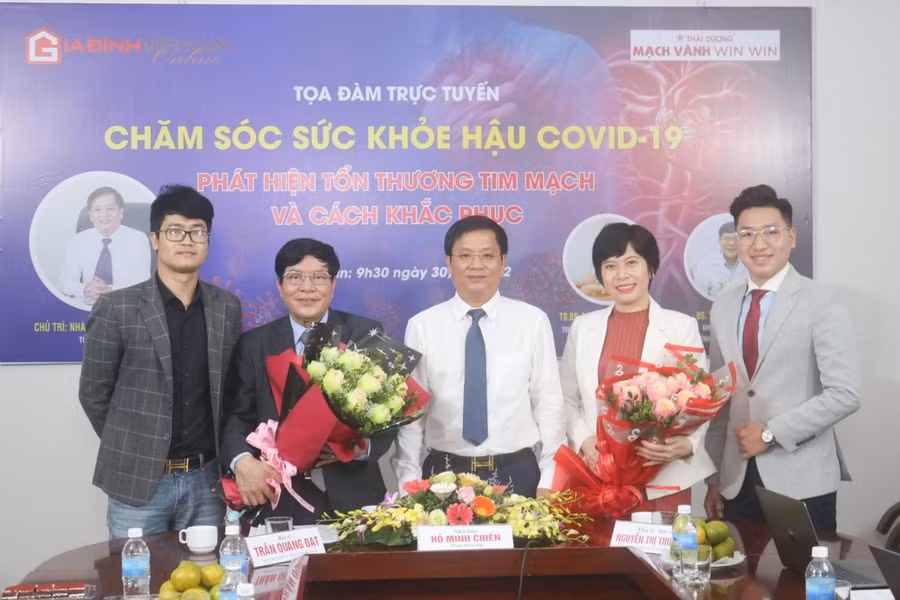 Nhà báo Hồ Minh Chiến tặng hoa cho các chuyên gia.
