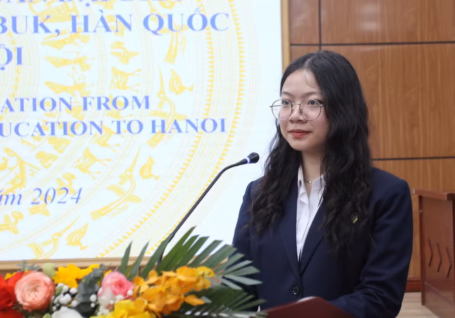 Đỗ Phương Anh, học sinh lớp 11D6, Trường THPT Việt Đức (quận Hoàn Kiếm) chia sẻ tại chương trình. Đỗ Phương Anh, học sinh lớp 11D6, Trường THPT Việt Đức (quận Hoàn Kiếm) chia sẻ tại chương trình.