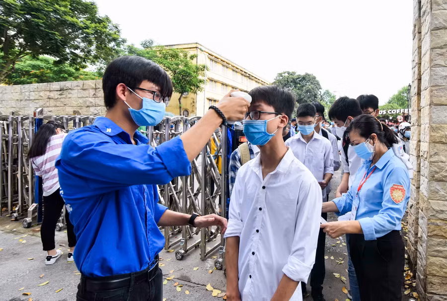Các thí sinh được đo thân nhiệt trước khi vào khu vực thi
