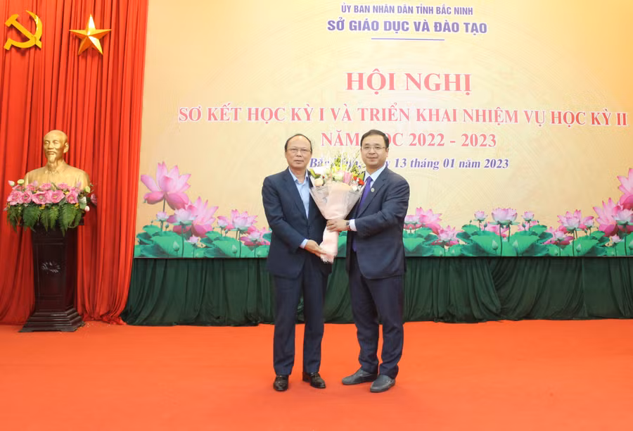 Giám đốc Sở GD&amp;ĐT - Nguyễn Thế Sơn (bên phải) tri ân nguyên Phó Giám đốc Sở GD&amp;ĐT Trịnh Khôi về nghỉ hưu.