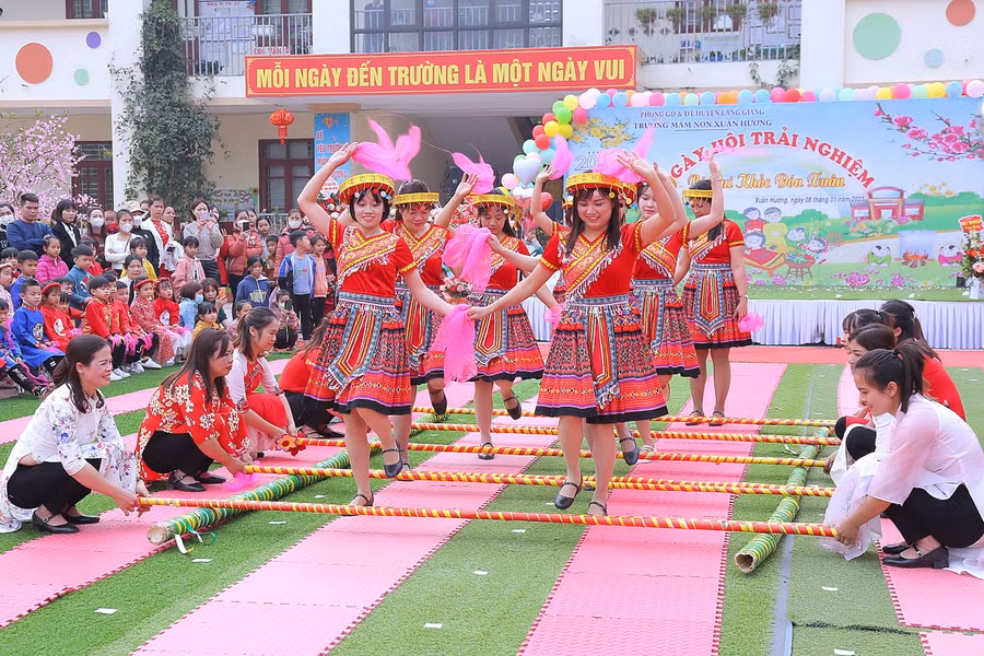 Cô giáo tham gia văn nghệ, giữ gìn văn hóa truyền thống của dân tộc. Cô giáo tham gia văn nghệ, giữ gìn văn hóa truyền thống của dân tộc.