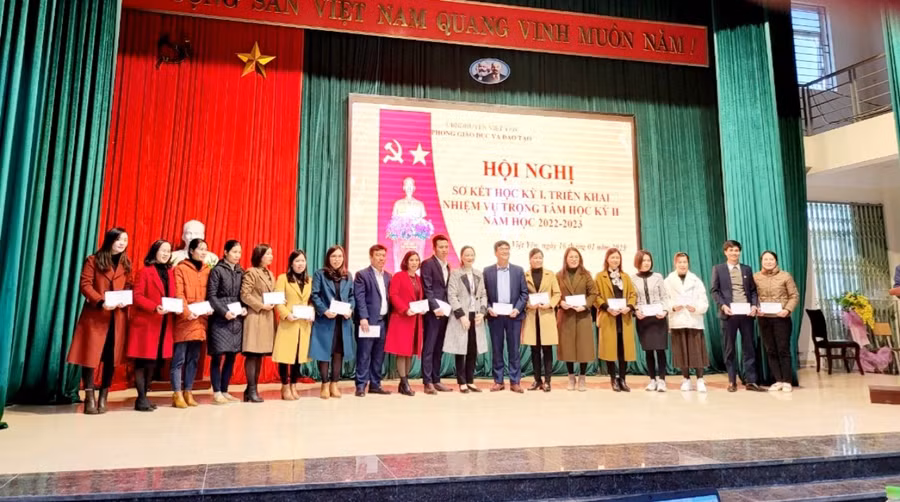 Bà Đỗ Thị Hương- Trưởng phòng GD&amp;ĐT huyện Việt Yên tặng quà cho giáo viên bồi dưỡng đội tuyển học sinh cấp tỉnh năm học 2022-2023.