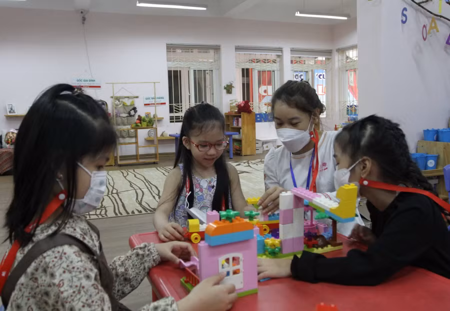 Cô trò vui mừng khi được gặp lại nhau
