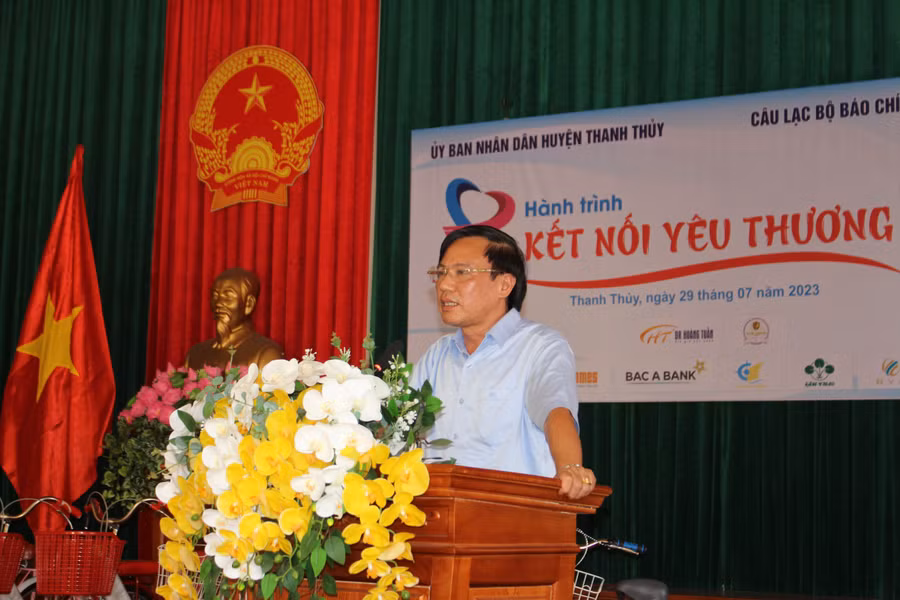 Ông Nguyễn Văn Đức - Phó Chủ tịch UBND huyện Thanh Thủy gửi lời cảm ơn tới CLB báo chí Phú Thọ tại Hà Nội.