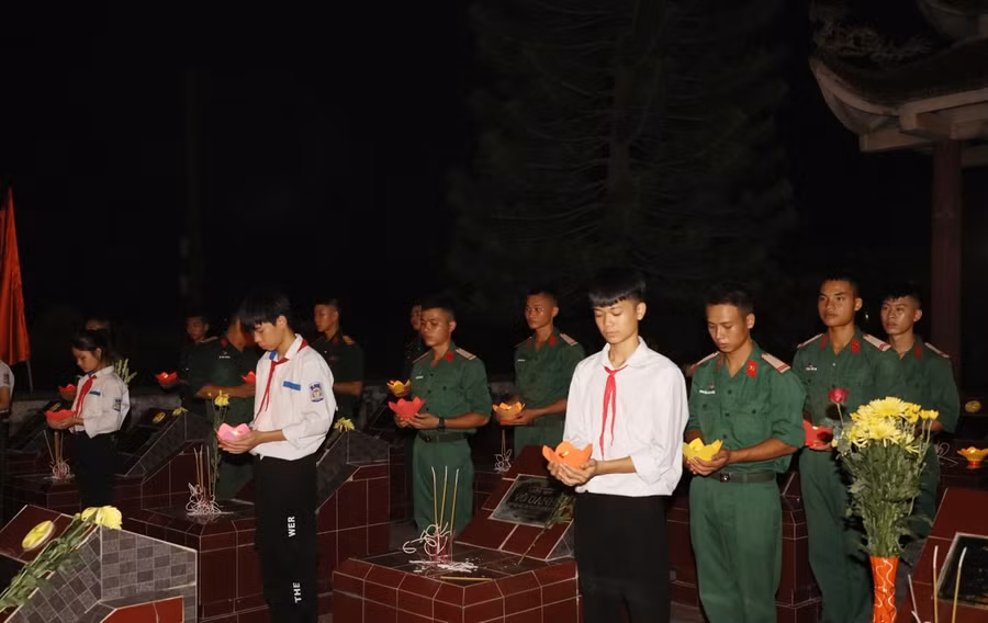 Đoàn viên, học sinh, quân nhân dâng hoa, dâng hương tưởng nhớ các Anh hùng Liệt sĩ. Đoàn viên, học sinh, quân nhân dâng hoa, dâng hương tưởng nhớ các Anh hùng Liệt sĩ.