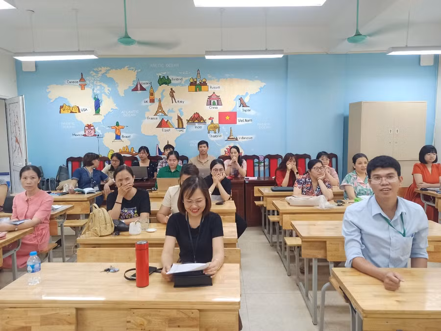 Cán bộ quản lý, giáo viên tham gia lớp bồi dưỡng chính trị hè 2023. Cán bộ quản lý, giáo viên tham gia lớp bồi dưỡng chính trị hè 2023.