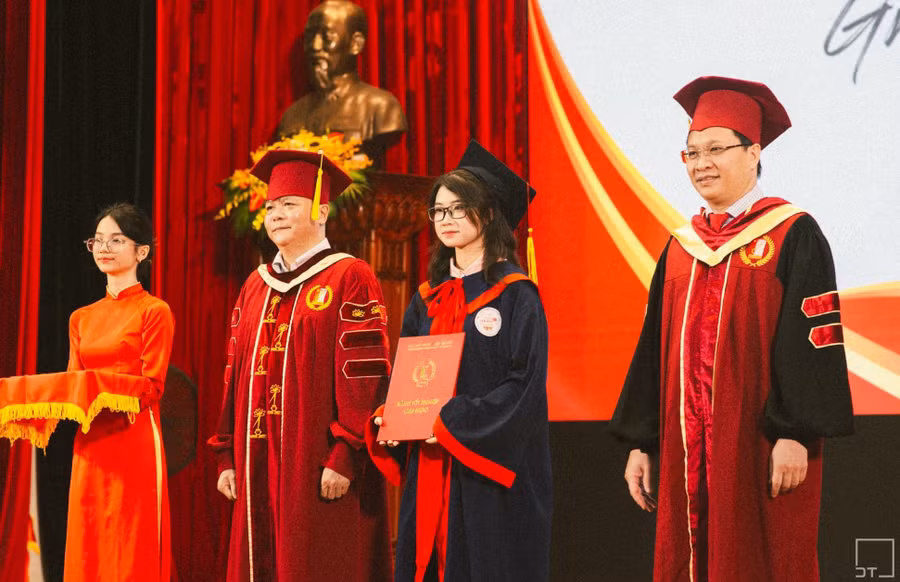 Thanh Nhàn trong lễ tốt nghiệp. Ảnh NVCC. Thanh Nhàn trong lễ tốt nghiệp. Ảnh NVCC.