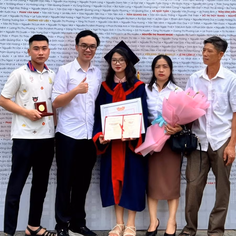 Thanh Nhàn cùng gia đình của mình. Thanh Nhàn cùng gia đình của mình.