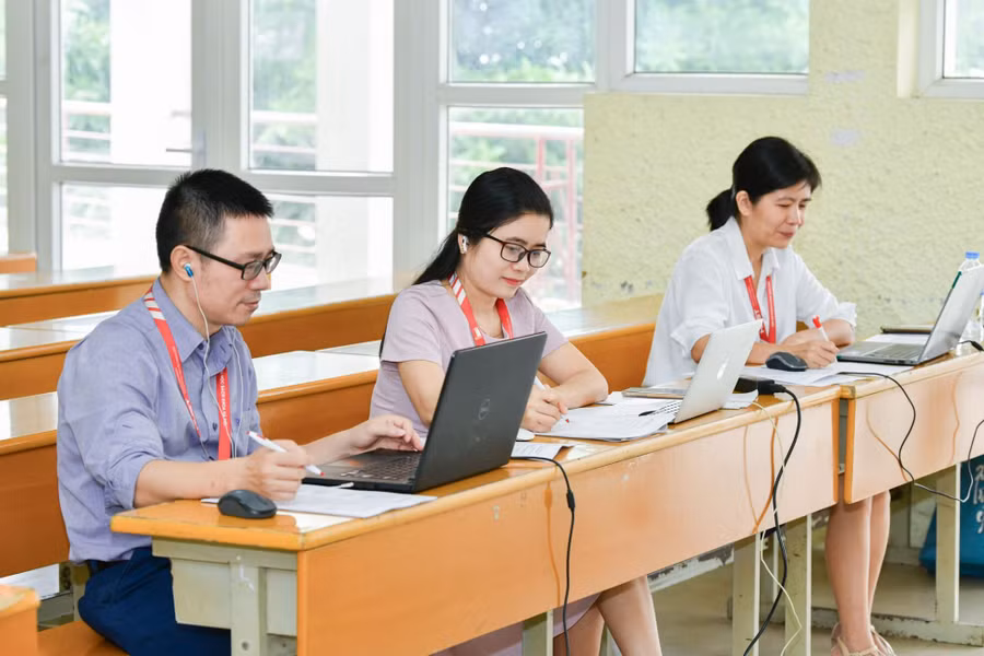 Hội đồng phỏng gồm ba người.