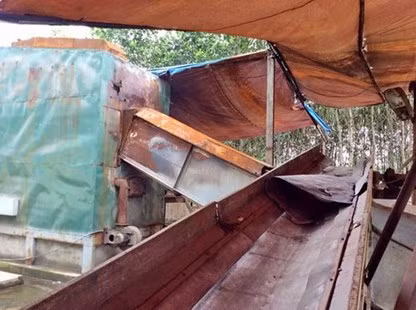 Sắt thép trong dây chuyền đã lên màu hoen rỉ