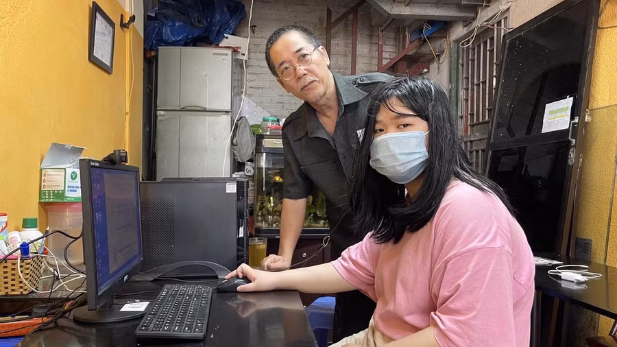 Vũ Hoàng Bảo Châu, học sinh Trường THCS Trưng Vương (quận Hoàn Kiếm) được hỗ trợ máy tính học trực tuyến