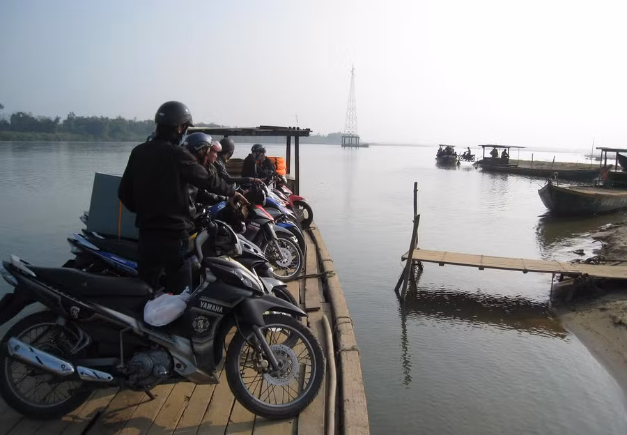 Những chuyến đò ngang chòng chành qua sông giờ trở thành ký ức, nhường chỗ cho chiếc cầu vươn dài nối nhịp tương lai để người dân vươn lên xây dựng cuộc sống mới. Những chuyến đò ngang chòng chành qua sông giờ trở thành ký ức, nhường chỗ cho chiếc cầu vươn dài nối nhịp tương lai để người dân vươn lên xây dựng cuộc sống mới.