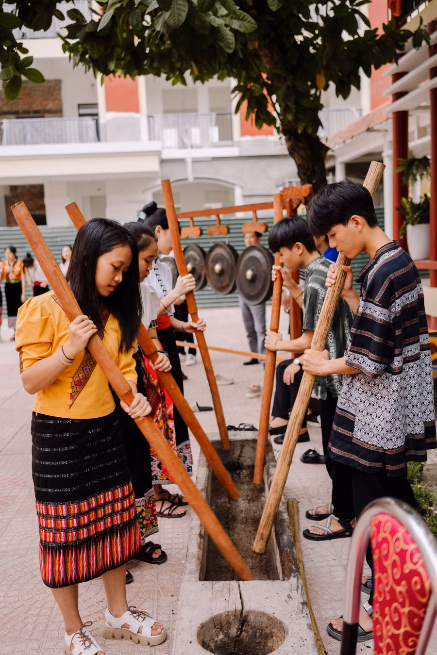 Học sinh Trường THPT DTNT tỉnh Nghệ An tham gia trò chơi khắc luống của dân tộc Thái. Học sinh Trường THPT DTNT tỉnh Nghệ An tham gia trò chơi khắc luống của dân tộc Thái.