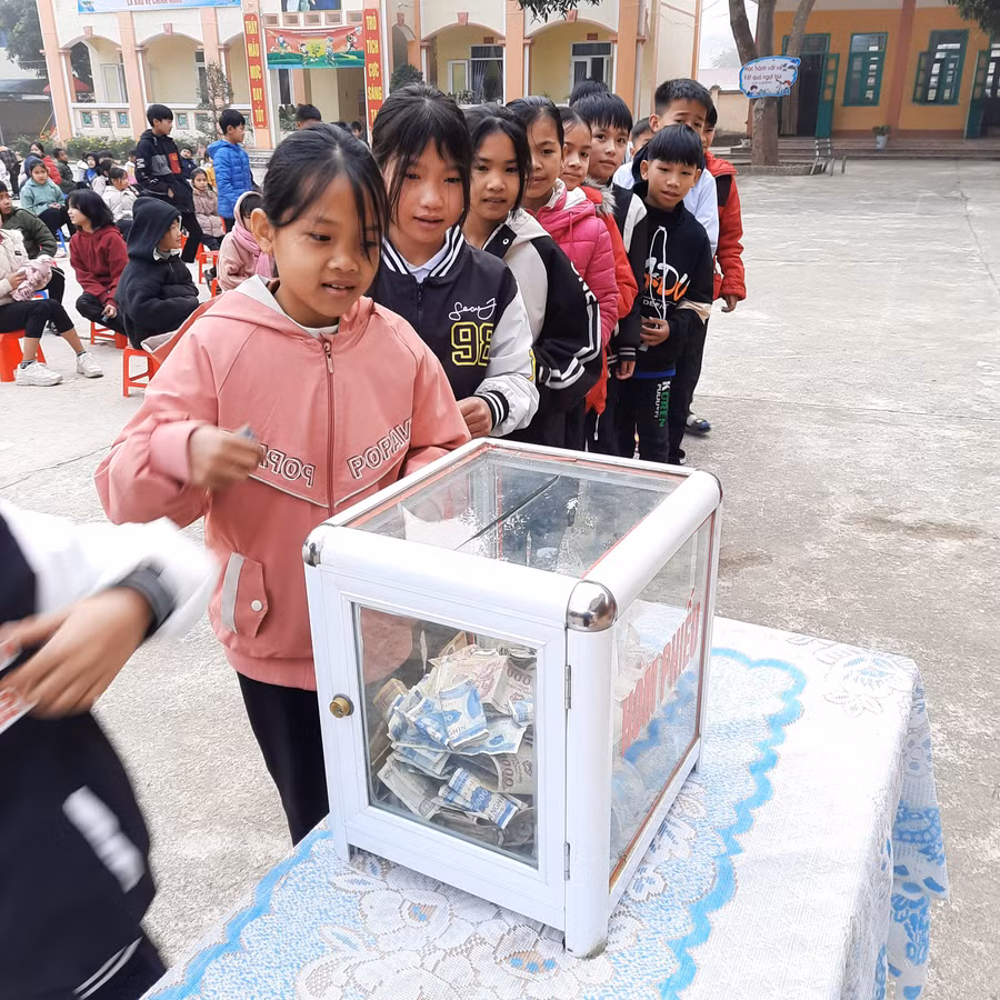 Quyên góp ủng hộ học sinh nghèo hằng năm đều được nhà trường phát động. Ảnh NT.
