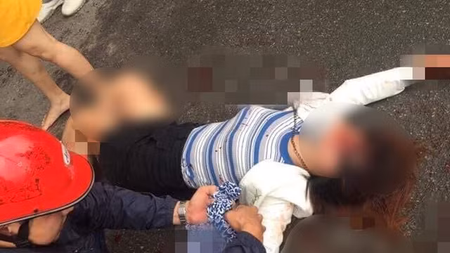 Hà Nội: Ghen tuông, chồng dùng dao truy sát vợ giữa đường