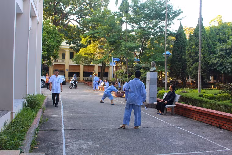 Không gian thoáng mát, bệnh nhân hoạt động thể dục, thể thao cải thiện sức khỏe. ​