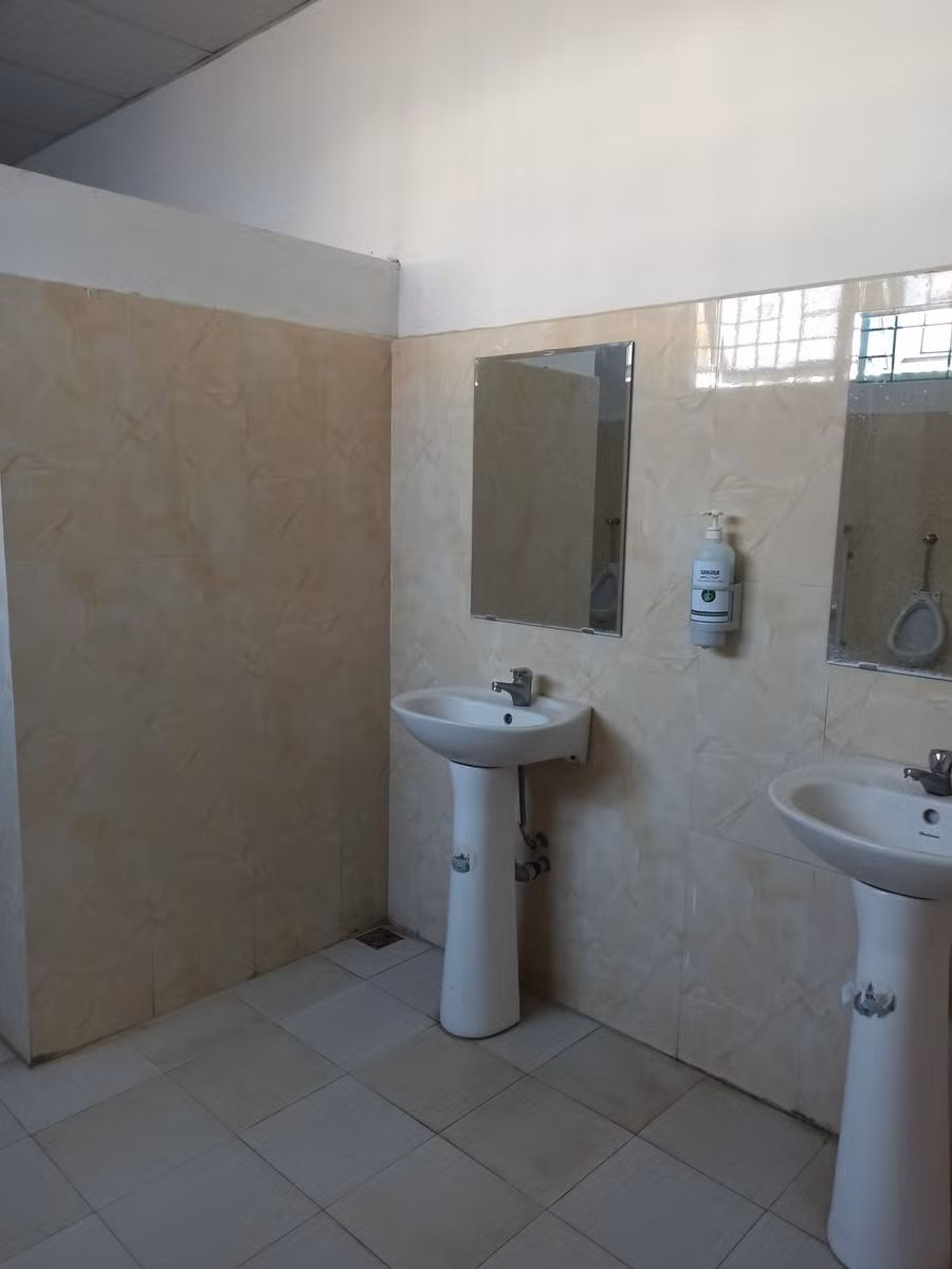 Khu vực nhà vệ sinh Bệnh viện ĐK Hà Giang sạch sẽ, đủ giấy và nước rửa tay.