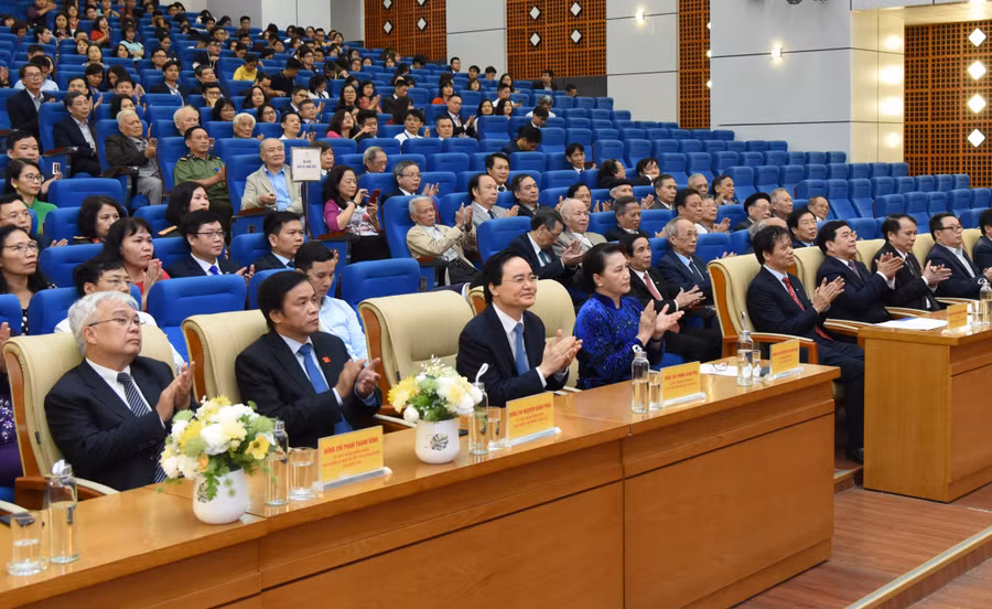 Các đại biểu dự Lễ kỷ niệm Ngày nhà giáo Việt Nam tại trường Đại học Kinh tế Quốc dân.