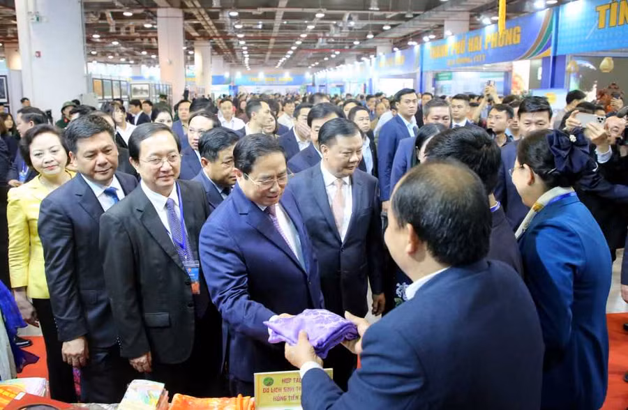 Các vị đại biểu tham quan các gian trưng bày tại Triển lãm. Các vị đại biểu tham quan các gian trưng bày tại Triển lãm.