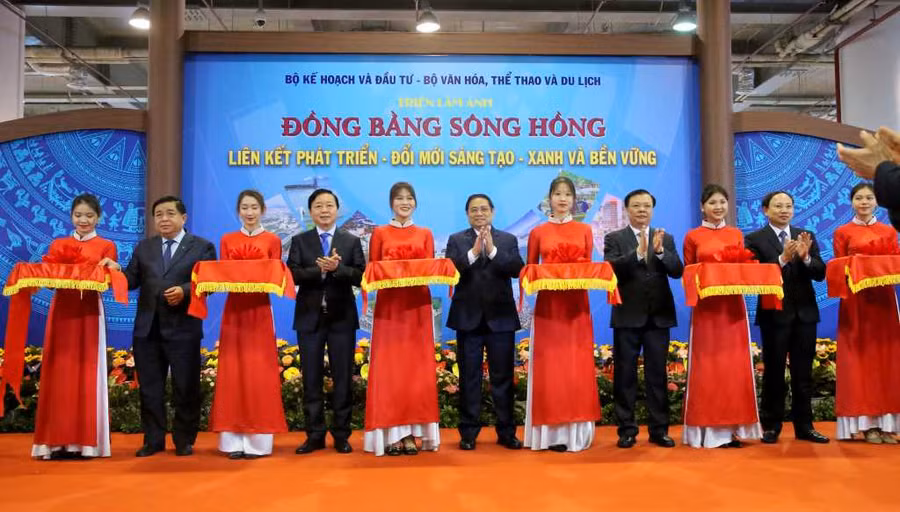 Thủ tướng Phạm Minh Chính cùng các đại biểu cắt băng khai mạc Triển lãm ảnh nghệ thuật với chủ đề “Vùng đồng bằng sông Hồng: Liên kết phát triển - Đổi mới sáng tạo - Xanh và Bền vững”. Thủ tướng Phạm Minh Chính cùng các đại biểu cắt băng khai mạc Triển lãm ảnh nghệ thuật với chủ đề “Vùng đồng bằng sông Hồng: Liên kết phát triển - Đổi mới sáng tạo - Xanh và Bền vững”.