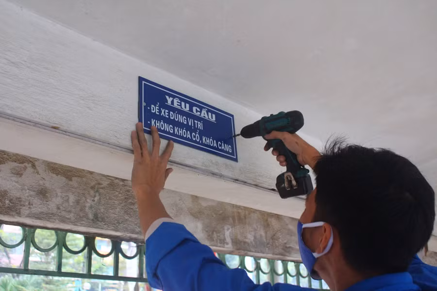 Lắp đặt các biển báo khu nhà xe.
