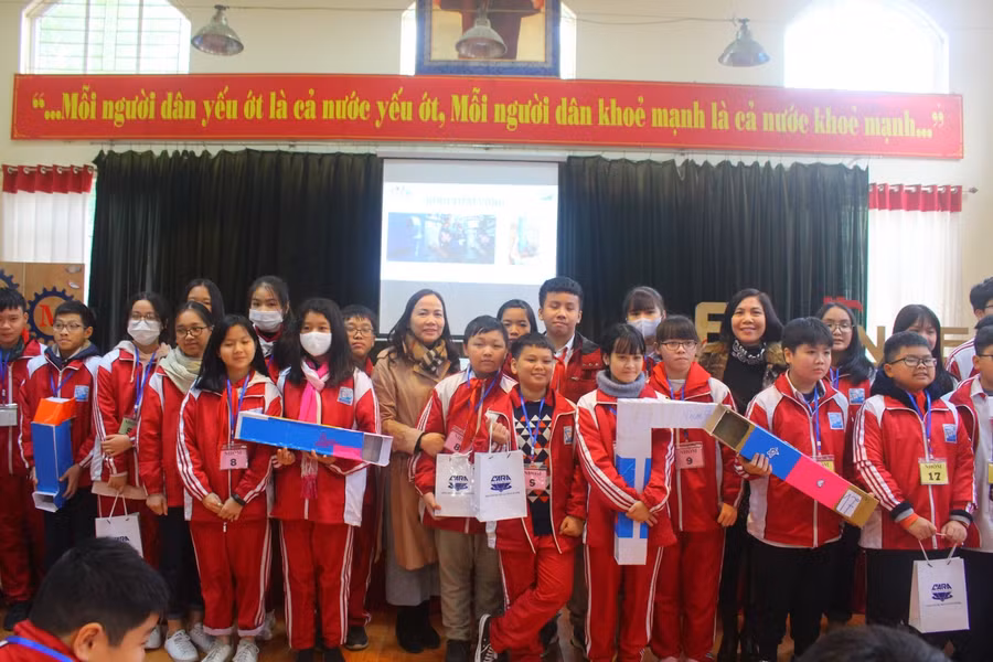 Khen thưởng các nhóm học sinh có kết quả cao trong bài tập thực hành chế tạo Kính tiềm vọng.