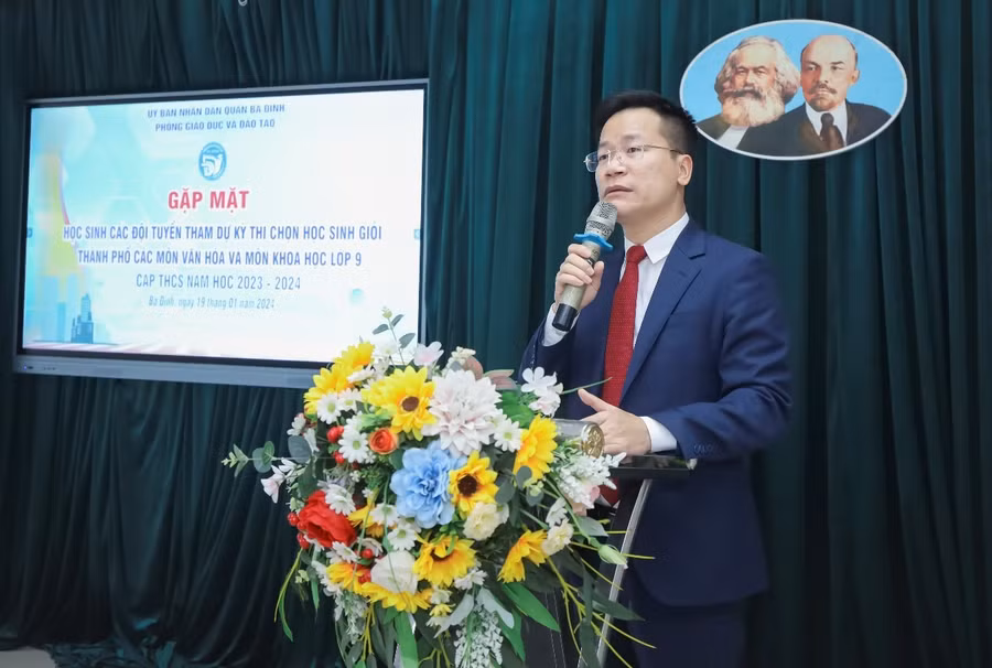 Ông Lê Đức Thuận - Trưởng phòng GD&ĐT quận Ba Đình phát biểu. Ông Lê Đức Thuận - Trưởng phòng GD&ĐT quận Ba Đình phát biểu.