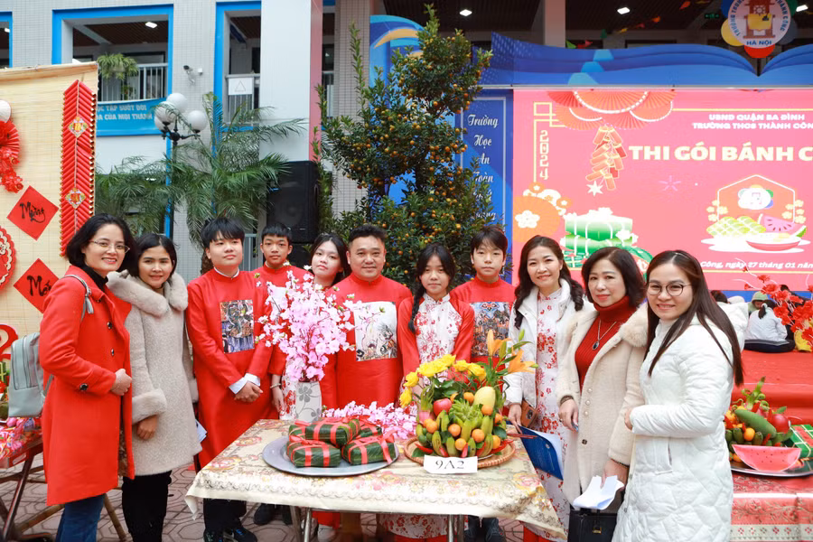 Thầy cô và học sinh trường THCS Thành Công lưu lại hình ảnh, không khí Tết tại Gala chào xuân.