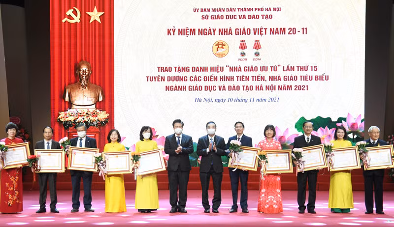 Sở GD&ĐT Hà Nội đã tổ chức lễ kỷ niệm Ngày Nhà giáo Việt Nam 20/11 theo hình thức trực tiếp kết hợp với trực tuyến trong ngày 10/11