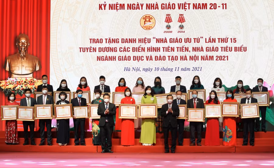 Thứ trưởng Bộ GD&amp;ĐT Nguyễn Hữu Độ và Chủ tịch UBND TP Hà Nội Chu Ngọc Anh trao bằng khen của Chính phủ cho các tập thể, cá nhân.