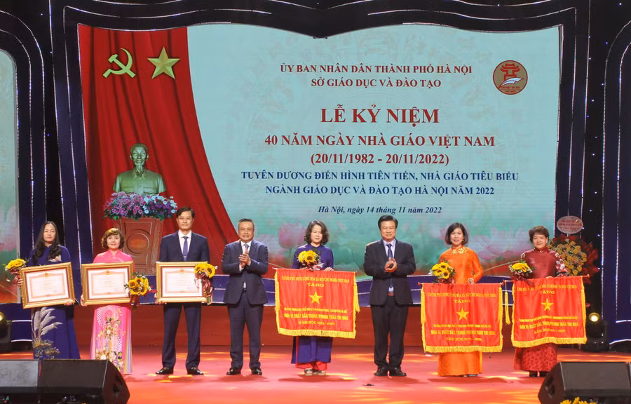 Thứ trưởng Nguyễn Hữu Độ và Chủ tịch UBND TP Hà Nội Trần Sỹ Thanh trao Cờ thi đua xuất sắc của Chính phủ và bằng khen của Thủ tướng Chính phủ cho các tập thể, cá nhân