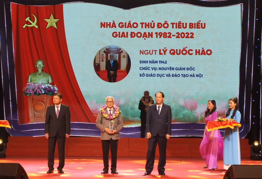 Vinh danh và trao biểu trưng cho 40 nhà giáo tiêu biểu Thủ đô giai đoạn 1982-2022.