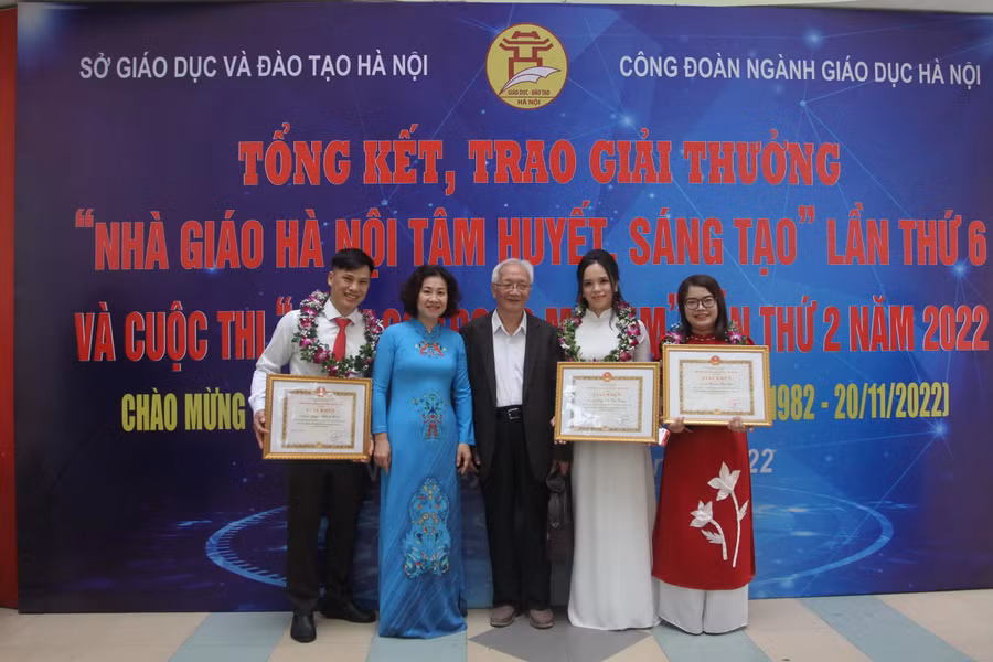 Các nhà giáo Hà Nội tâm huyết sáng tạo. Các nhà giáo Hà Nội tâm huyết sáng tạo.