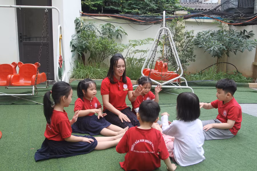 Cô Trang và học sinh Trường mầm non Hoàng Văn Thụ Cô Trang và học sinh Trường mầm non Hoàng Văn Thụ