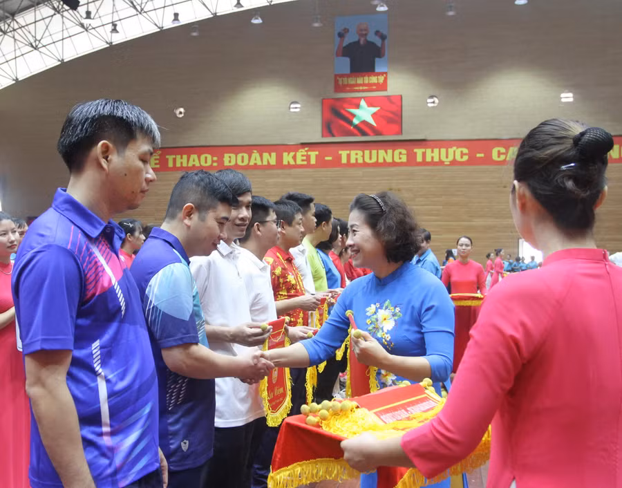 Ban tổ chức trao cờ lưu niệm cho các đơn vị dự giải.