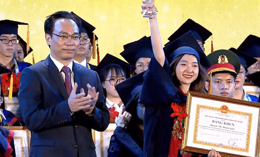 Thứ trưởng Bộ Giáo dục và Đào tạo Hoàng Minh Sơn trao bằng khen cho các thủ khoa.
