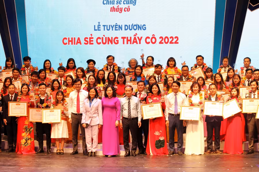 Các đại biểu chụp ảnh lưu niệm.