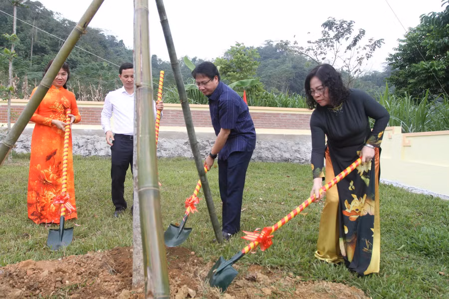 Thứ trưởng Ngô Thị Minh cùng các đại biểu trồng cây lưu niệm tại khu di tích