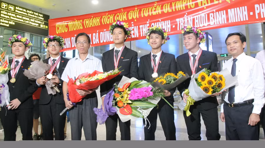 Đội tuyển Olympic Vật lý trở về trong niềm vui chiến thắng Đội tuyển Olympic Vật lý trở về trong niềm vui chiến thắng