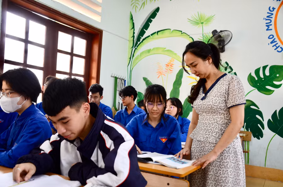 Cô Trần Thị Thu Huyền – Phó hiệu trưởng Trường THPT Việt Bắc hướng dẫn học sinh ôn tập. Ảnh Ngô Chuyên.