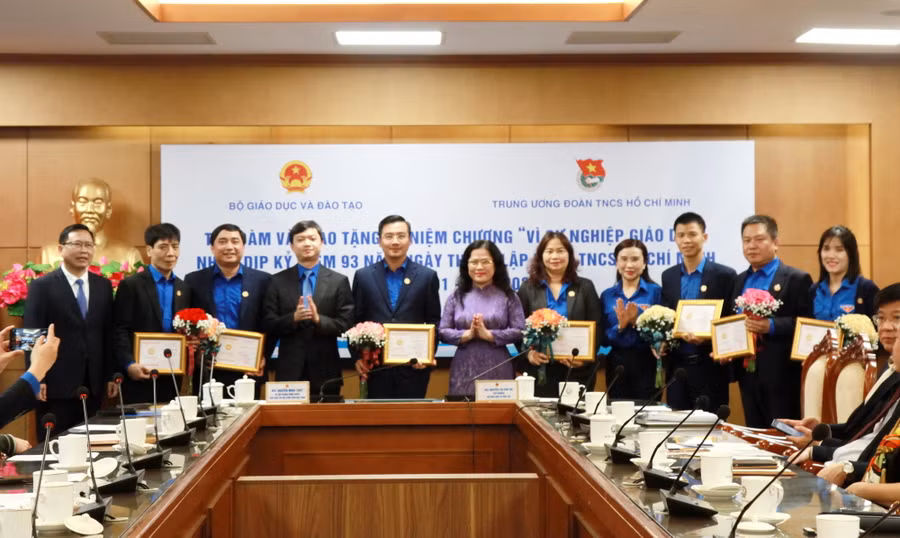 Thứ trưởng Nguyễn Thị Kim Chi trao kỷ niệm chương “Vì sự nghiệp giáo dục” cho các đồng chí cán bộ Trung ương Đoàn. Thứ trưởng Nguyễn Thị Kim Chi trao kỷ niệm chương “Vì sự nghiệp giáo dục” cho các đồng chí cán bộ Trung ương Đoàn.