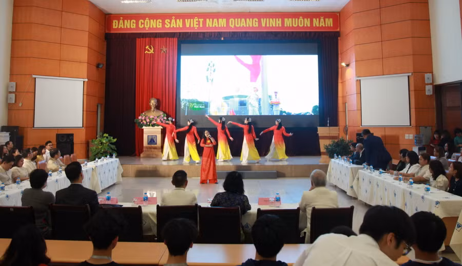Học sinh biểu diễn văn nghệ chào mừng đoàn công tác. Học sinh biểu diễn văn nghệ chào mừng đoàn công tác.